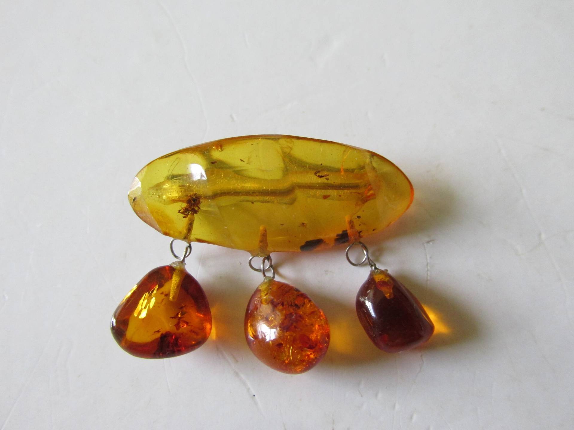 Vintage Baltic Amber Brosche C-Verschluss Baumelnder Bernstein Accessoires Versteinerte Insekten Evident Misst 1 1/4 "x 1/2" Sammlerstück 1920Er Vintage Baltic Amber Brosche C-Verschluss Baumelnder Bernstein Accessoires Versteinerte Insekten Evident Misst 1 1/4 "x 1/2" Sammlerstück 1920Er von GrammiesCupboard