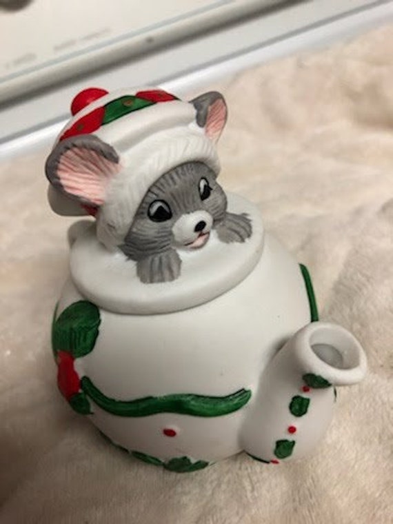 Porzellan-Weihnachten-Maus in Teekanne, Schmuckkästchen, Von Handbemalt Porzellan-Andenken-Box von GrammysAtticAntiques