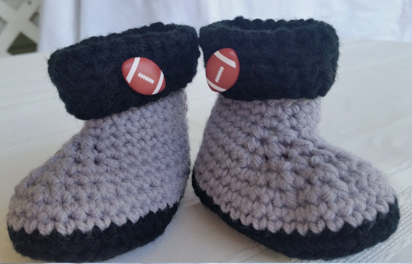 Oakland Raiders, Sportschuhe, Fußball-Booties, Häkeln Baby Hausschuhe, Junge Kleinkind Babyschuhe, Grau Hohe Tops Oakland Raiders, Sportschuhe, Fußball-Booties, Häkeln Baby Hausschuhe, Junge Kleinkind Babyschuhe, Grau Hohe Tops von GrammysCustomCrochet