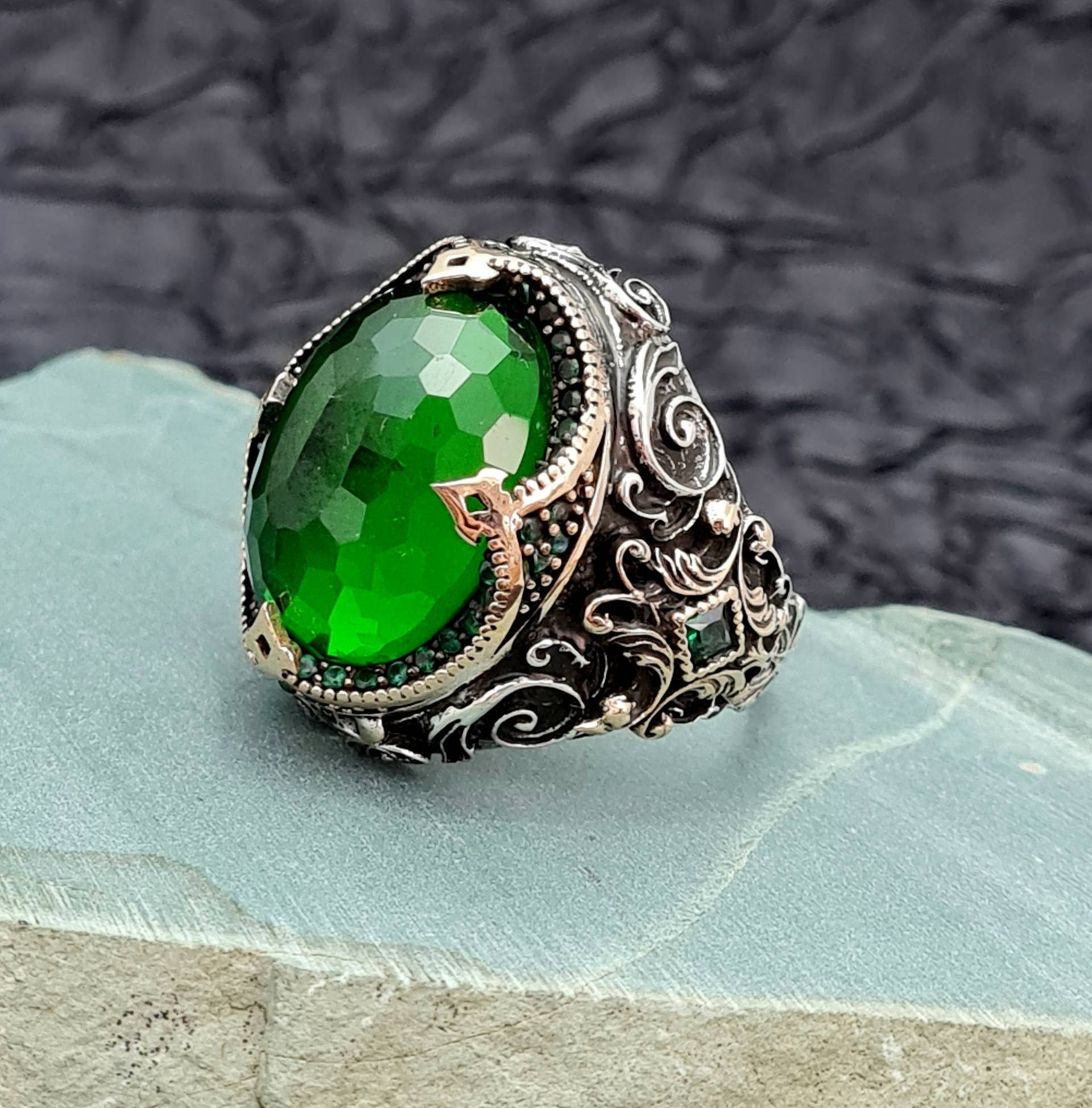 Handgemachter 925K Sterling Silber Ring Mit Zirkonia Grünem Stein, Männer Ring, Vintage Stil Unikat Herrenring von GrandBazaarJewels