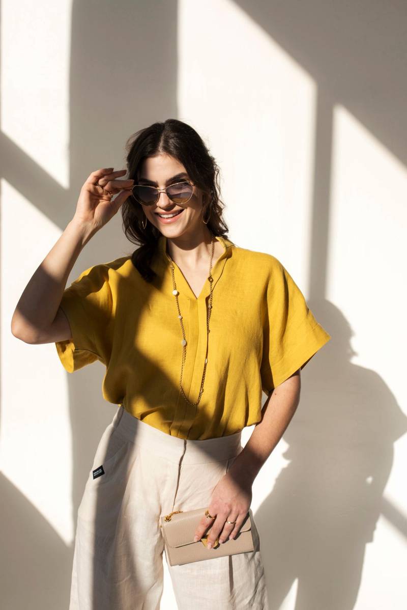 Natürliche Leinenbluse Entspannte Passform, Handgefertigt in Europa von GrandDuchessCOM