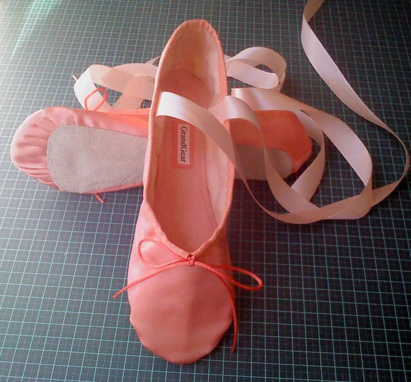 Blass Aprikosen Orange Satin Ballett Hausschuhe Erwachsene Größen Ballettschuhe Voller Sohle von GrandGear