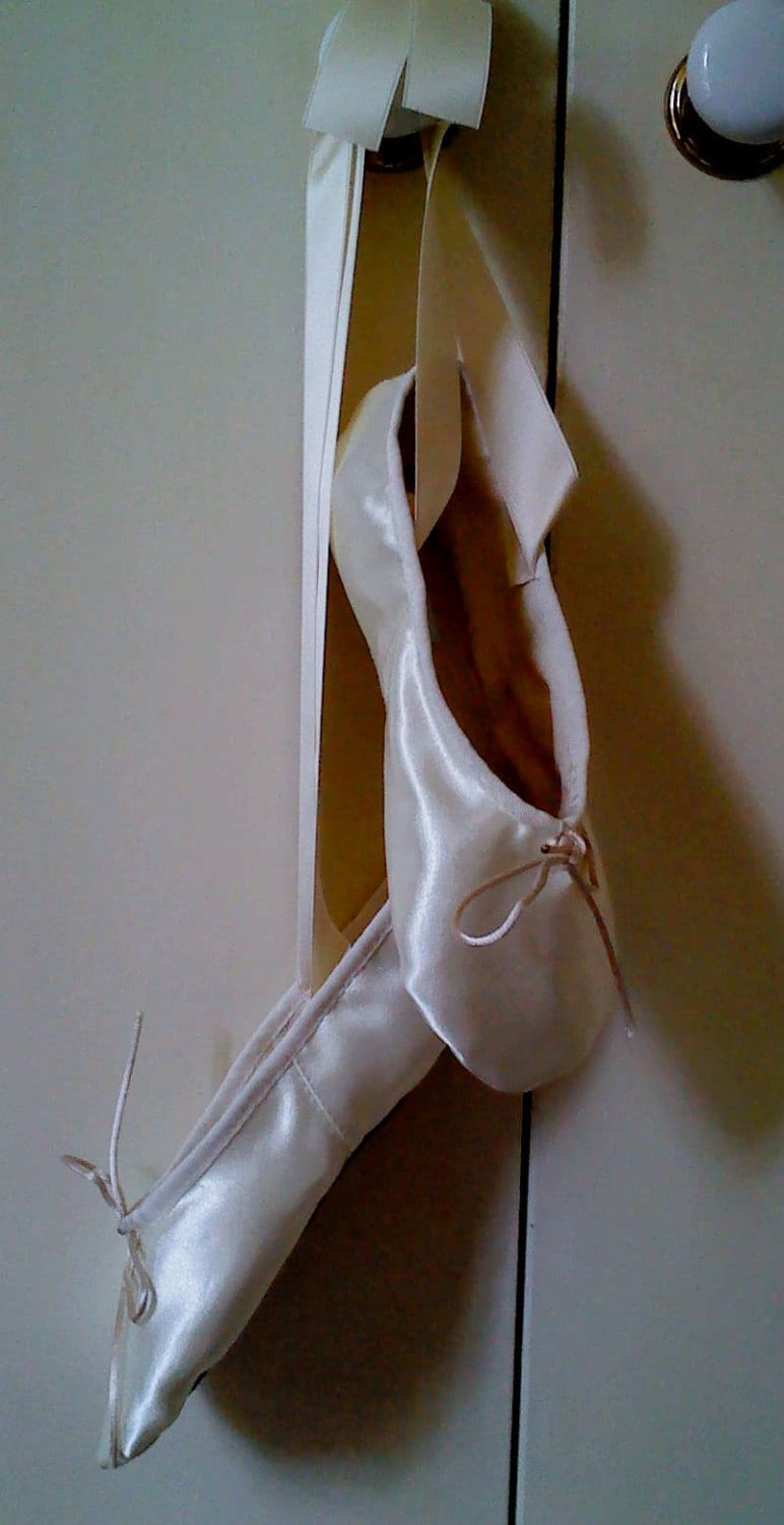 Elfenbein Satin Ballettschuhe in Erwachsenengrößen - Ganze Oder Geteilte Sohlen von GrandGear