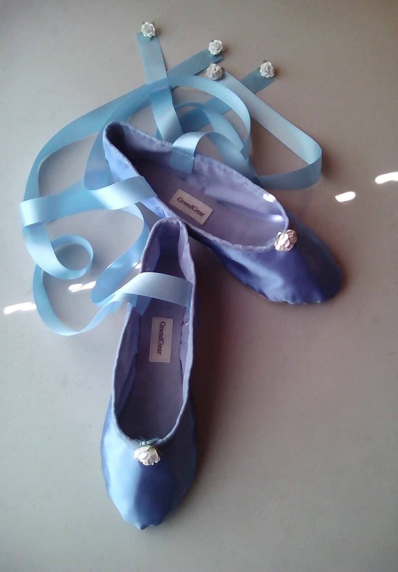 Handgemachte Rosen Verschönert Himmel Blau Satin Ballett Hausschuhe Erwachsene Größen Hochzeit Schuhe Voller Sohle Oder Split von GrandGear