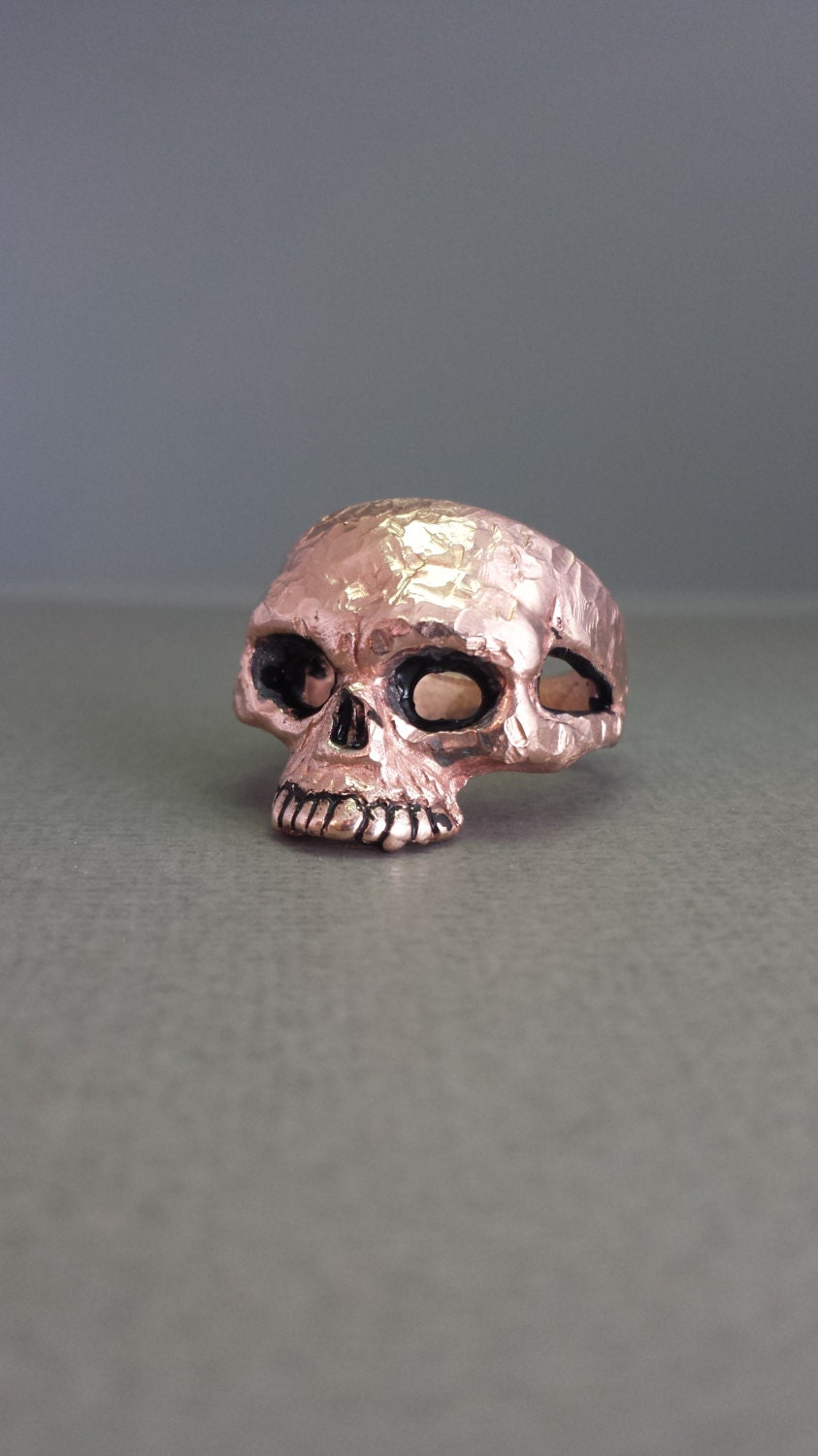 14K Rose Gold Skull Ring Mit Gehämmertem Finish 14K Rose Gold Skull Ring Mit Gehämmertem Finish von GrandaddysJewelry