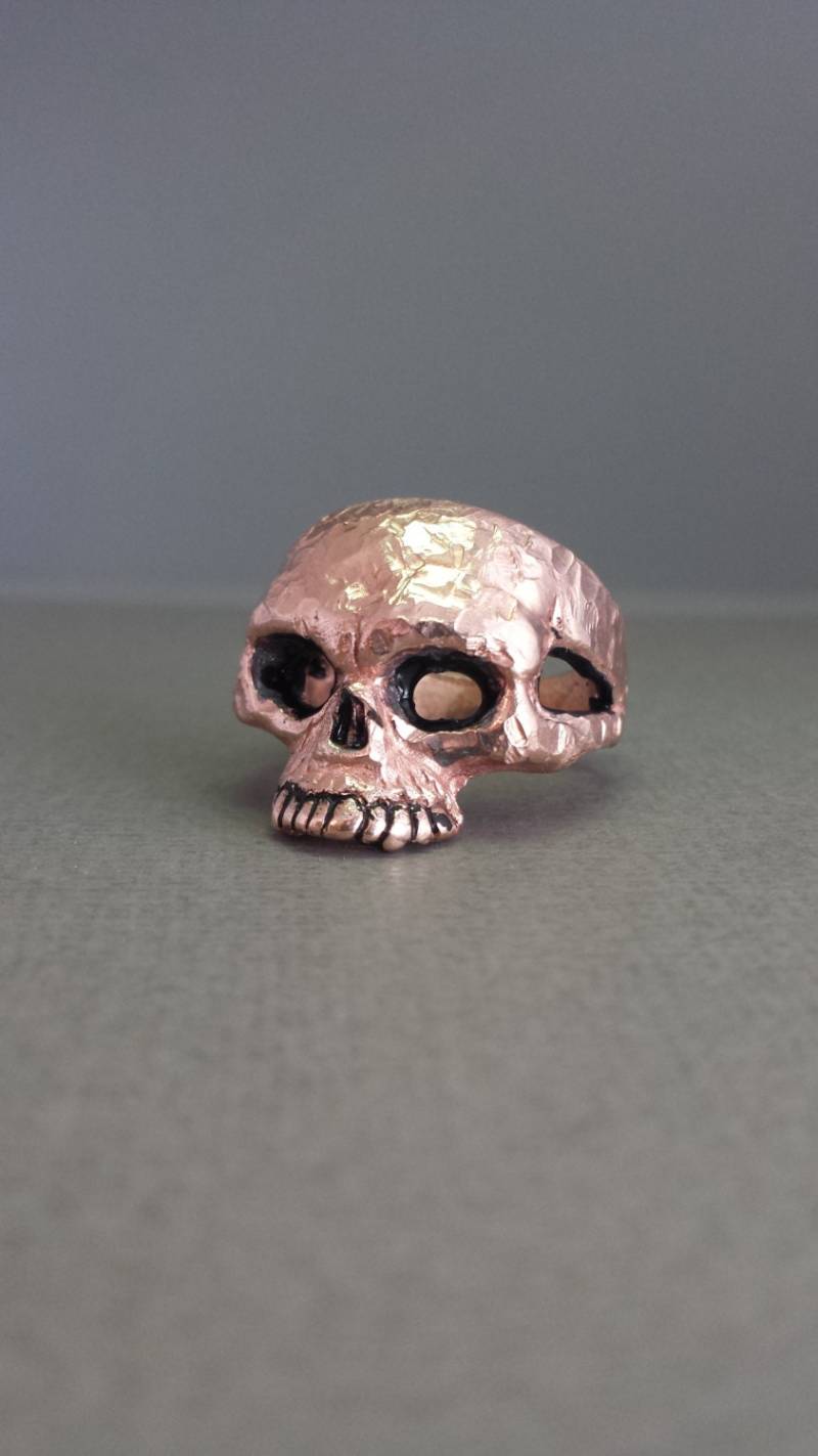 14K Rose Gold Skull Ring Mit Gehämmertem Finish 14K Rose Gold Skull Ring Mit Gehämmertem Finish von GrandaddysJewelry