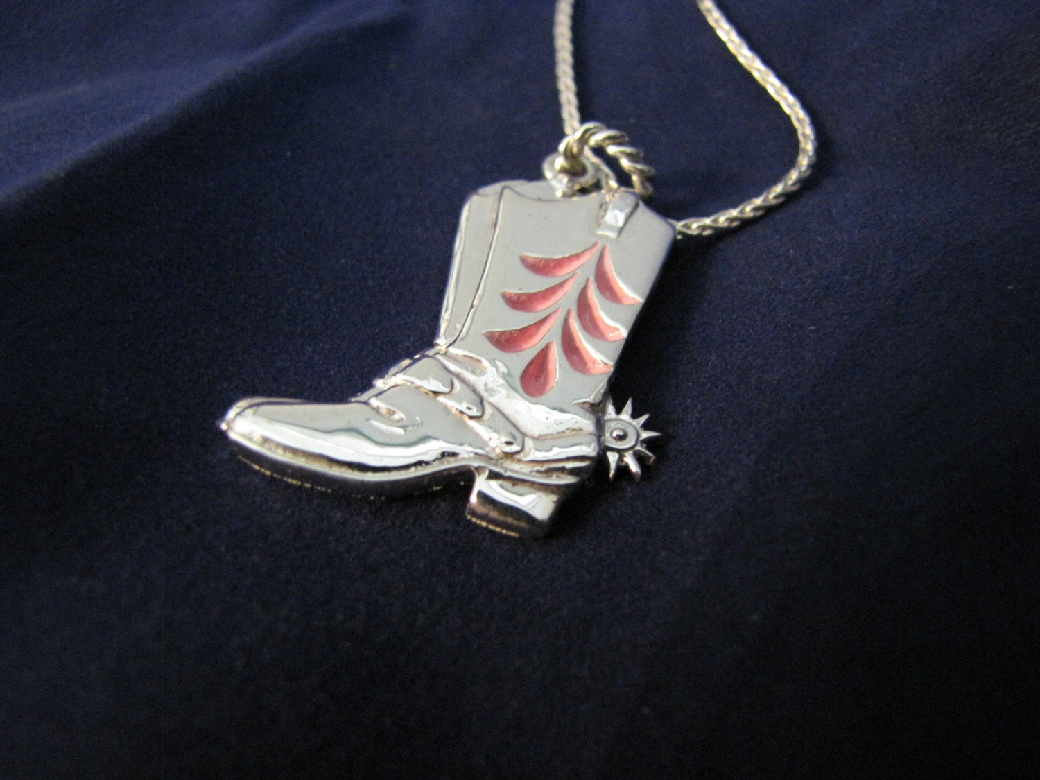 Benutzerdefinierte Cowboy-Stiefel Aus Sterlingsilber Mit Sterlingsilber-Weizenkette, Handgefertigt in Den Usa Benutzerdefinierte Cowboy-Stiefel Aus Sterlingsilber Mit Sterlingsilber-Weizenkette, Handgefertigt in Den Usa von GrandaddysJewelry