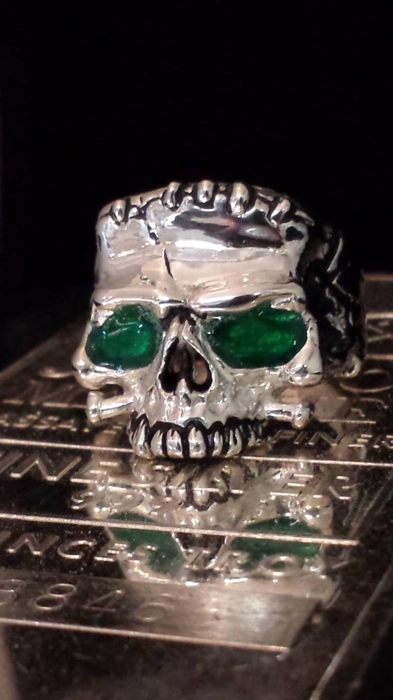 Solide Sterling Silber Hand Gemacht Frankenstein Schädel Ring Mit Grünen Emaille in Augen Solide Sterling Silber Hand Gemacht Frankenstein Schädel Ring Mit Grünen Emaille in Augen von GrandaddysJewelry