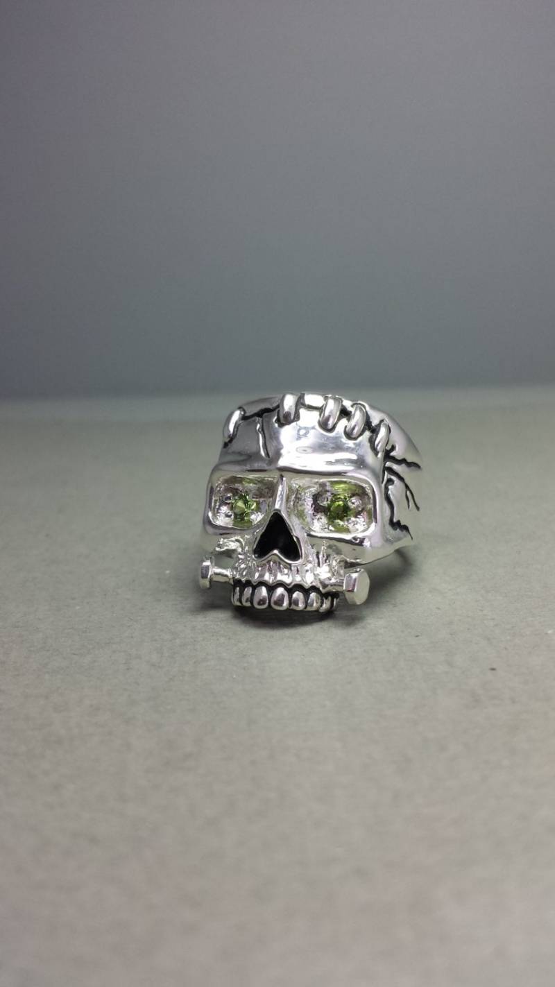 Sterling Silber Frankenstein Totenkopf Ring Mit Grünen Steinaugen von GrandaddysJewelry