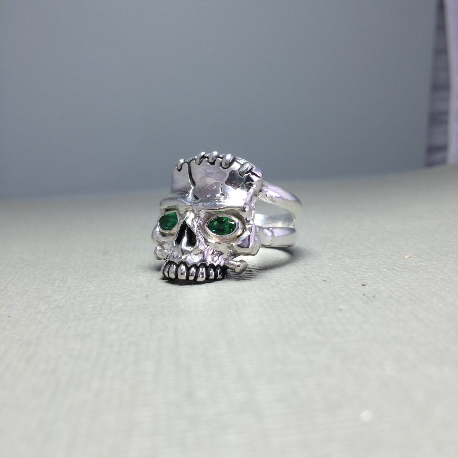 sterling Silber Damen Frankenstein Schädel Ring Mit Ovalen Nachahmung Smaragd Augen sterling Silber Damen Frankenstein Schädel Ring Mit Ovalen Nachahmung Smaragd Augen von GrandaddysJewelry