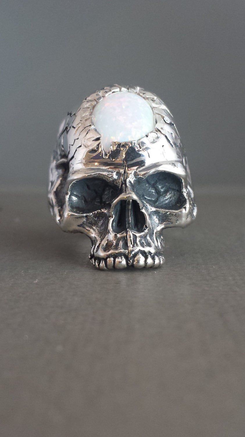 sterling Silber Große Handgemachte Schädel Ring Mit Oval Lab Geziert Weißen Opal sterling Silber Große Handgemachte Schädel Ring Mit Oval Lab Geziert Weißen Opal von GrandaddysJewelry