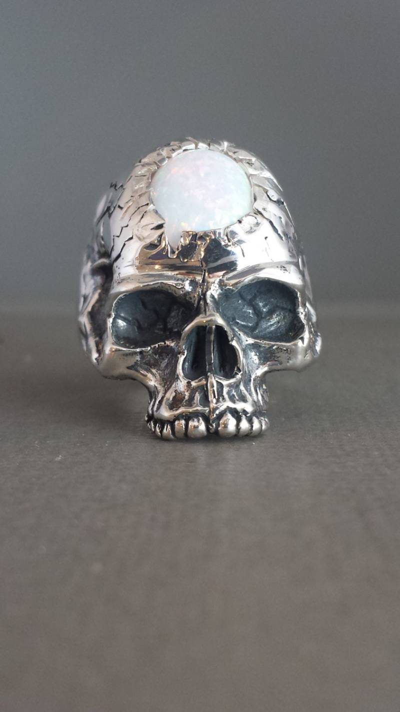 sterling Silber Große Handgemachte Schädel Ring Mit Oval Lab Geziert Weißen Opal sterling Silber Große Handgemachte Schädel Ring Mit Oval Lab Geziert Weißen Opal von GrandaddysJewelry