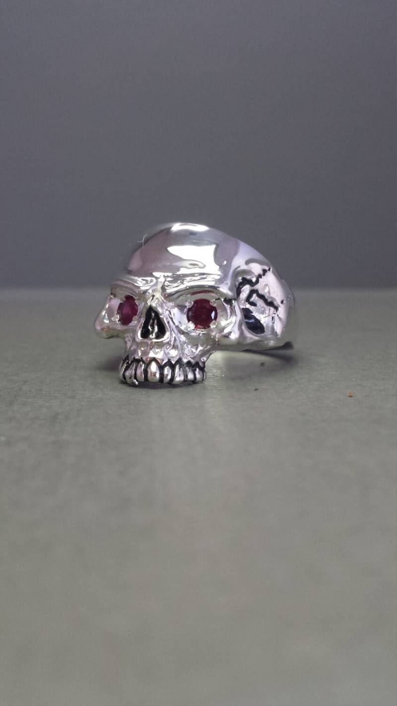 sterling Silber Handgemachte Schädel Ring Mit Runden Nachahmung Rubine in Augen Usa sterling Silber Handgemachte Schädel Ring Mit Runden Nachahmung Rubine in Augen Usa von GrandaddysJewelry