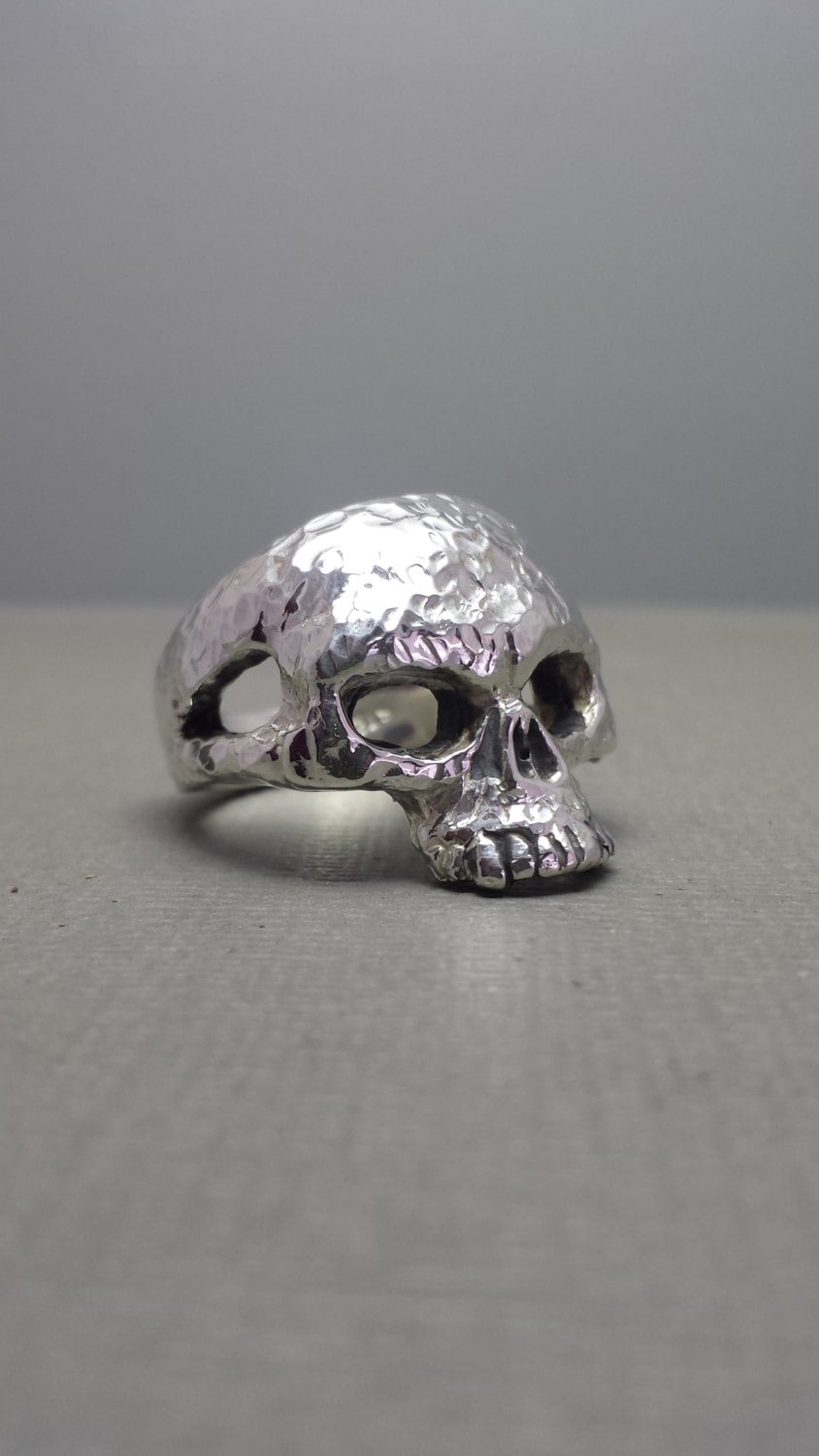 sterling Silber Totenkopf Ring Mit Gehämmerter Oberfläche sterling Silber Totenkopf Ring Mit Gehämmerter Oberfläche von GrandaddysJewelry