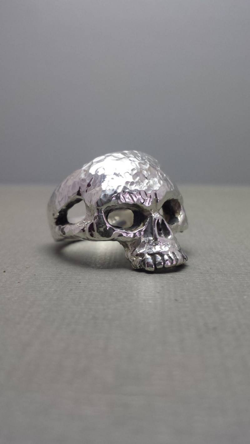 sterling Silber Totenkopf Ring Mit Gehämmerter Oberfläche sterling Silber Totenkopf Ring Mit Gehämmerter Oberfläche von GrandaddysJewelry