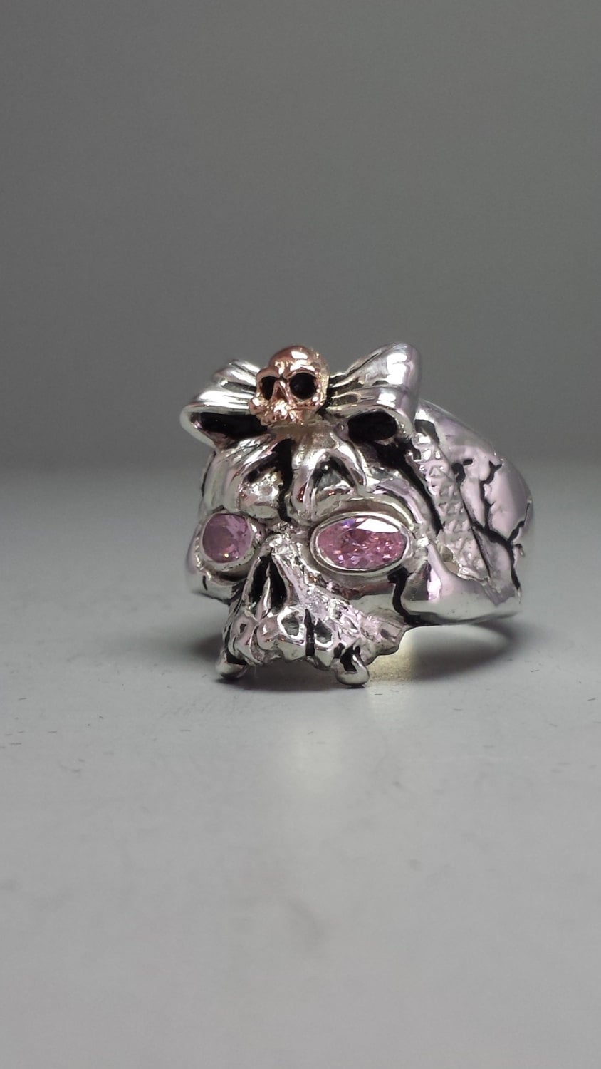 sterling Silber Und 14K Rose Gold Damen Band Schleife Schädel Ring Mit Ovalen Nachahmung Rosa Turmalin Augen sterling Silber Und 14K Rose Gold Damen Band Schleife Schädel Ring Mit Ovalen Nachahmung Rosa Turmalin Augen von GrandaddysJewelry