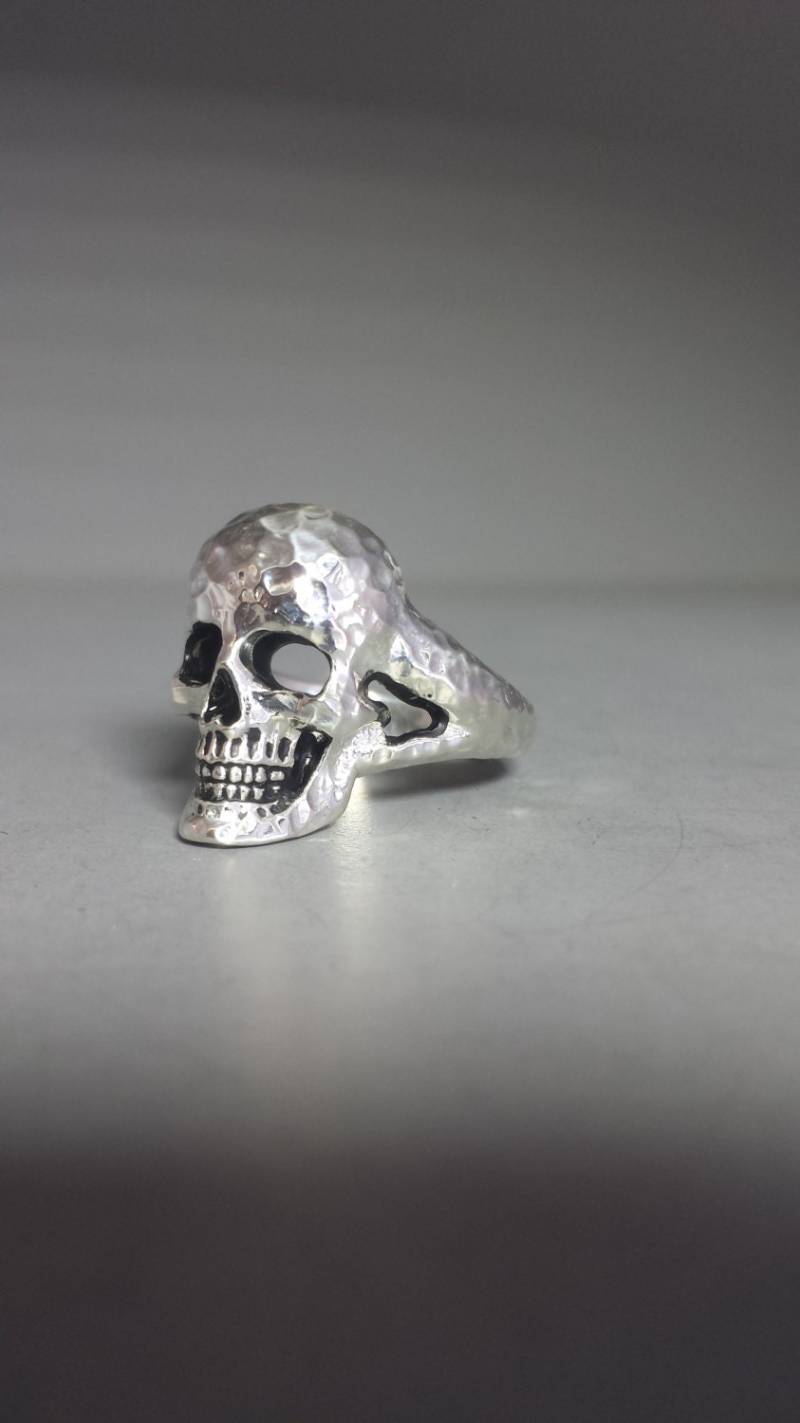 sterling Silber Voller Gesicht Schädel Ring Mit Gehämmerten Finish von GrandaddysJewelry