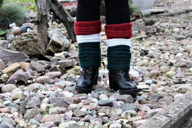 Handgemachte Gestrickte Stulpen Grün, Weiß, Rot von Grandchildattic