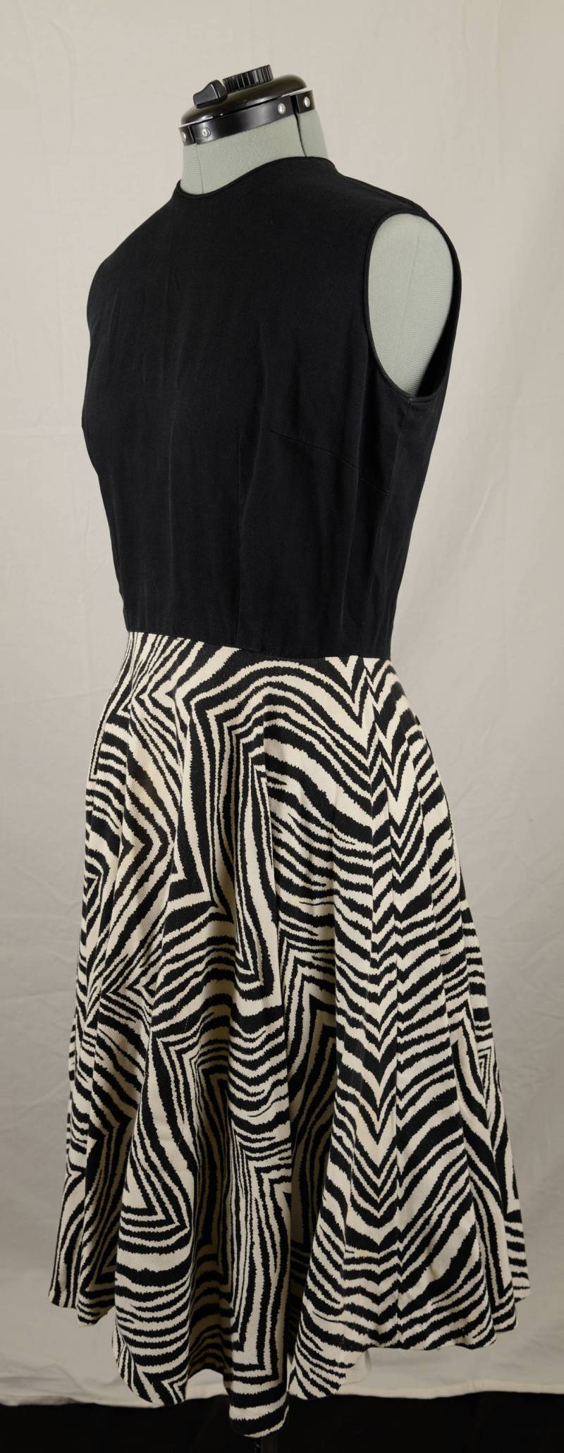 Schwarz Und Altweiß Zebramuster Ärmellose Swing Kleid von GrandmaRaeGoods