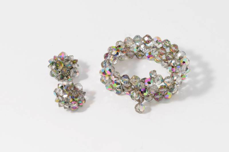 Vintage Aurora Borealis Perlen Manschette Armband Und Clip Auf Ohrringe Set von GrandmaRaeGoods