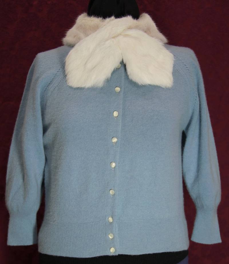Vintage Bermuda Baby Blau Lammwolle Pullover Mit Weißen Kaninchen Pelz Kragen von GrandmaRaeGoods