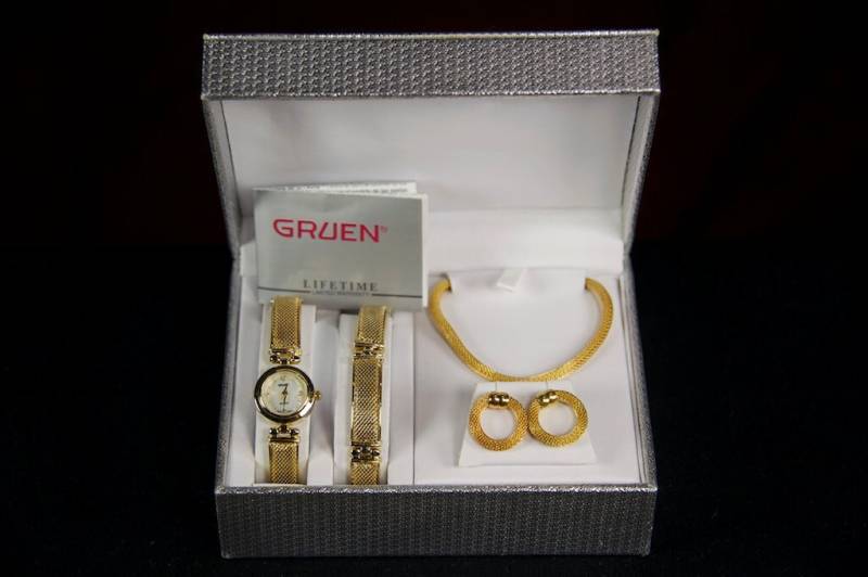 Vintage Grün Quarzuhr, Armband, Halskette & Durchbohrte Ohrring Reise-Geschenk-Set - Original-Box von GrandmaRaeGoods