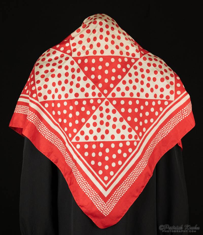 Vintage Red Und White Dot Reine Seidenschal, 34 Von 33 Zoll von GrandmaRaeGoods