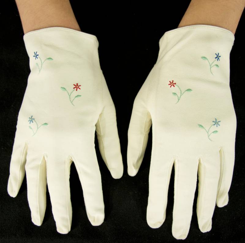 Vintage Weißes Kalbsleder Oder Kidskin Bestickt Floral Handgelenk Handschuhe von GrandmaRaeGoods