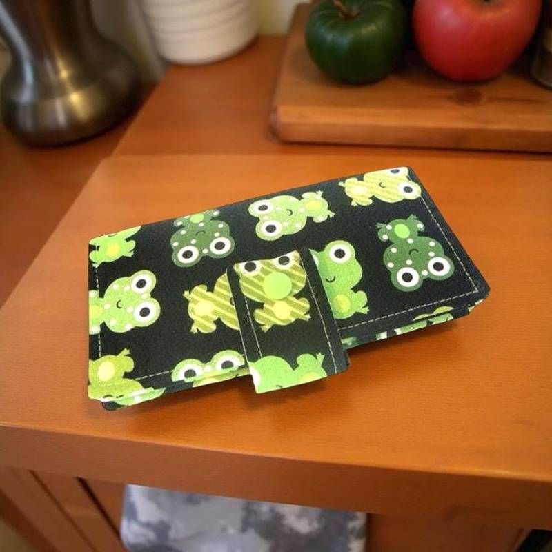 Baumwollstoff Scheckbuchhülle Schwarz Mit Limettegrünen Fröschen Baumwollstoff Scheckbuchhülle Schwarz Mit Limettegrünen Fröschen von GrandmasLittleLilly