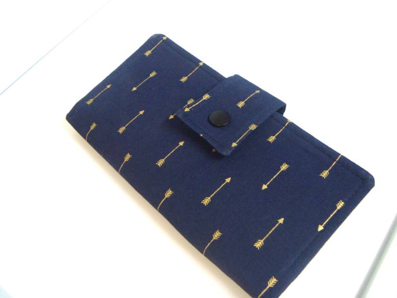 Dunkelblaue Scheckheft-Cover Goldpfeil-Print, Gutscheinhülle von GrandmasLittleLilly