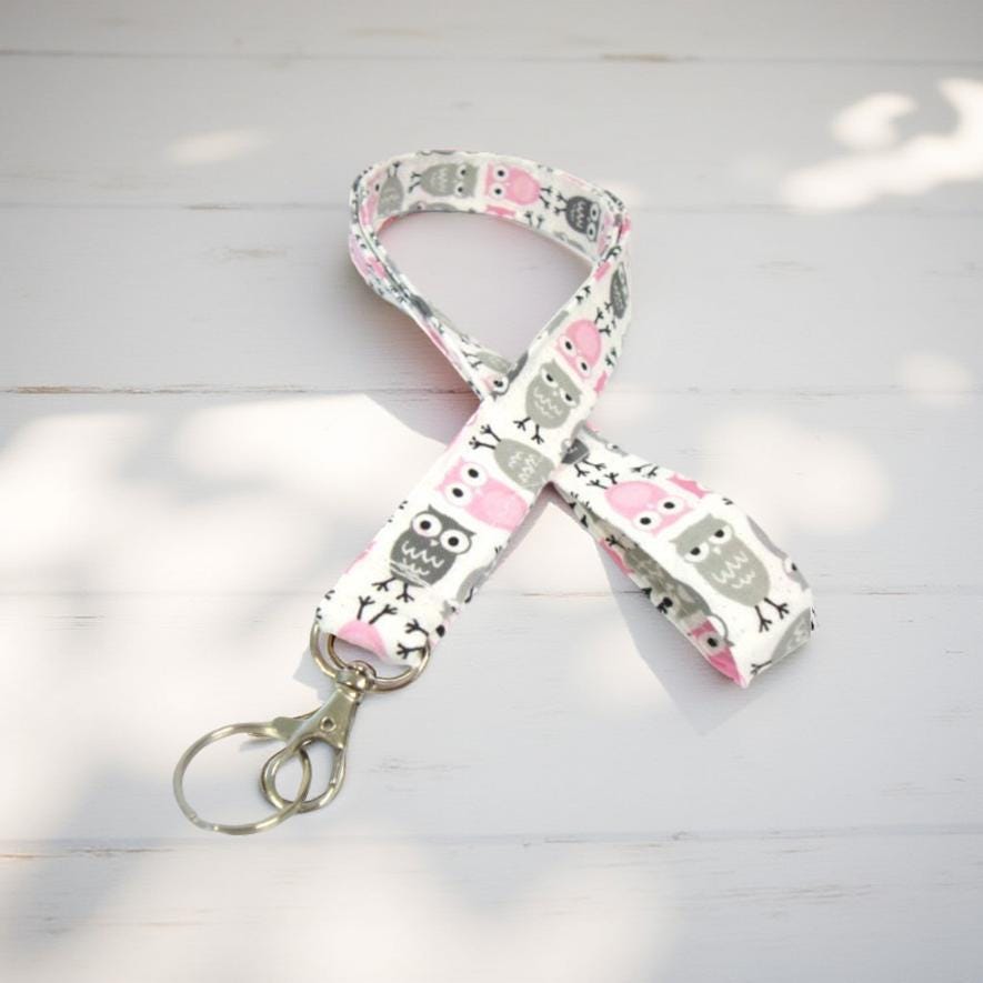 Eule Schlüsselband Ausweishalter, Zoologie Muster Pink & Grau von GrandmasLittleLilly