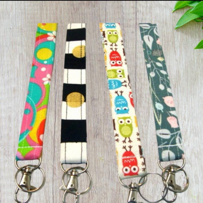 Lanyard Ausweishalter Schlüsselanhänger Gesichtsmaske Halter Mit Drehverschluss Schlüsselring Lehrer Geschenk Wählen Sie Ihren Stoff Lanyard Ausweishalter Schlüsselanhänger Gesichtsmaske Halter Mit Drehverschluss Schlüsselring Lehrer Geschenk Wählen Sie Ihren Stoff von GrandmasLittleLilly