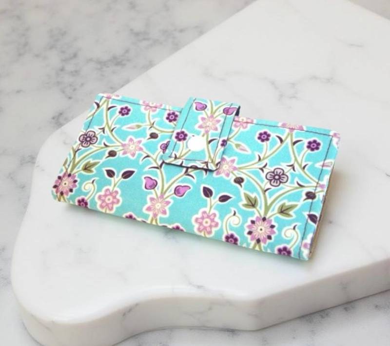 Scheckbuchhülle, Stoffhülle, Halter - Burgund Mit Knospe Floral Auf Aqua Scheckbuchhülle, Stoffhülle, Halter - Burgund Mit Knospe Floral Auf Aqua von GrandmasLittleLilly