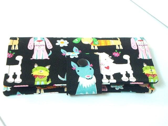 Scheckbuchhülle Aus Stoff Mehrfarbiger Hundedruck, Handgefertigter Halter Baumwolle Scheckbuchhülle Aus Stoff Mehrfarbiger Hundedruck, Handgefertigter Halter Baumwolle von GrandmasLittleLilly