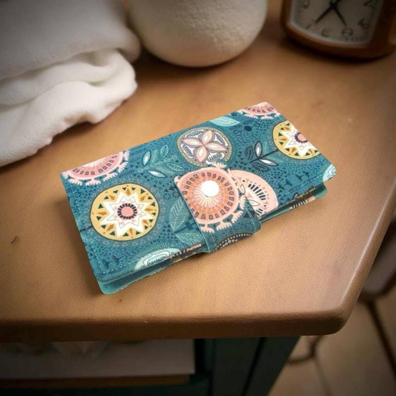 Scheckhefthülle Aus Stoff, Halter - Türkises Blumenmedaillon Scheckhefthülle Aus Stoff, Halter - Türkises Blumenmedaillon von GrandmasLittleLilly