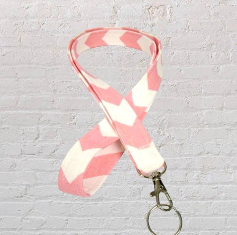 Schlüsselband - Ausweishalter Mit Drehbarem Karabiner Und Schlüsselring Baby Pink Chevron Schlüsselband - Ausweishalter Mit Drehbarem Karabiner Und Schlüsselring Baby Pink Chevron von GrandmasLittleLilly