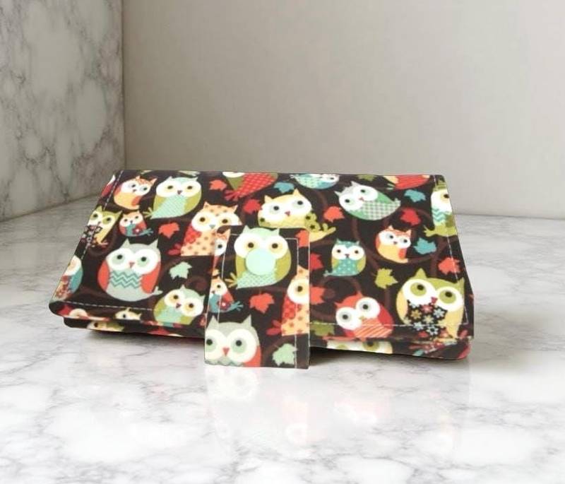 stoff Scheckhefthülle, Scheckhefthalter Bunte Eulen stoff Scheckhefthülle, Scheckhefthalter Bunte Eulen von GrandmasLittleLilly