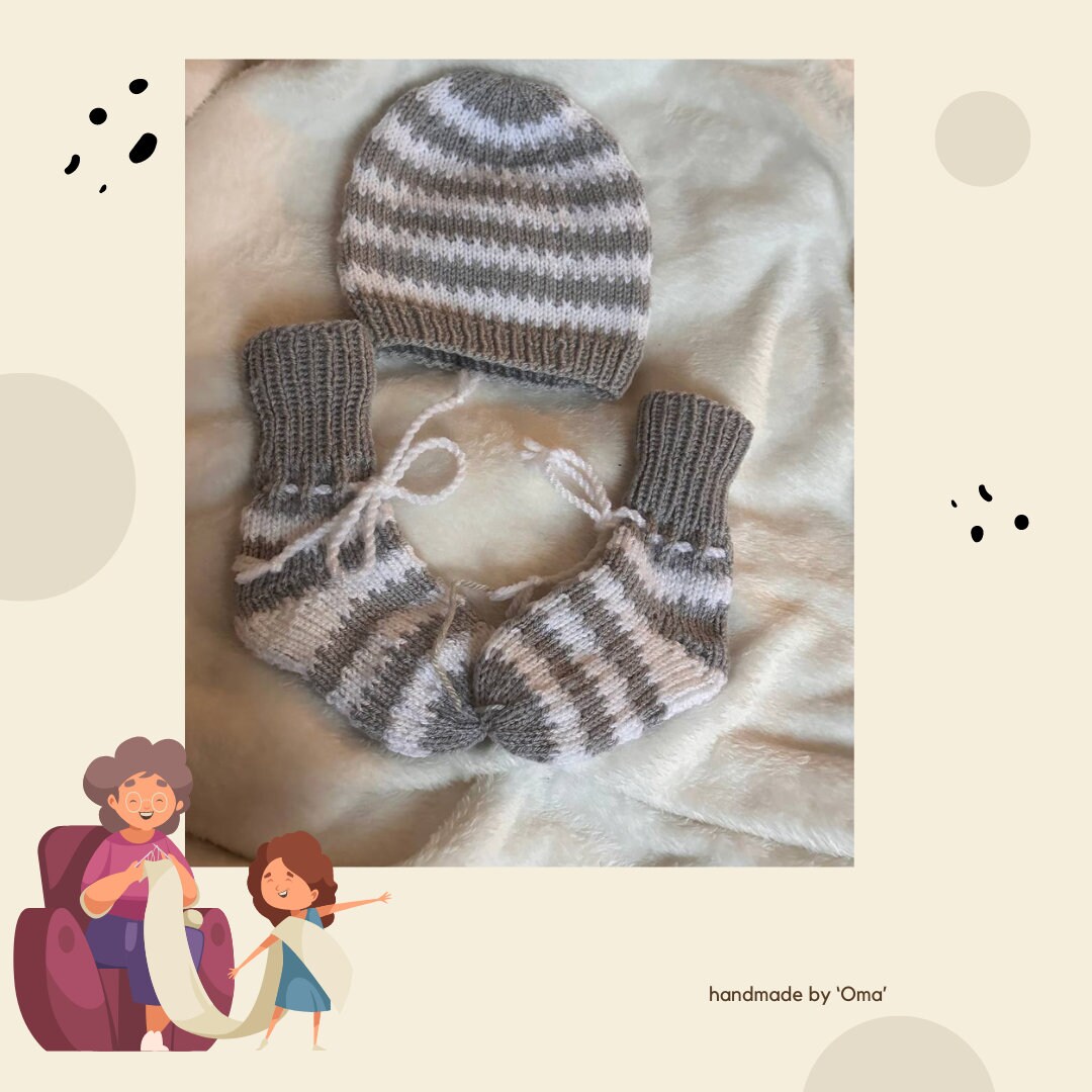 Graues Gestricktes Babyset Bestehend Aus Mütze Und Söckchen Graues Gestricktes Babyset Bestehend Aus Mütze Und Söckchen von GrandmasWoolStudio