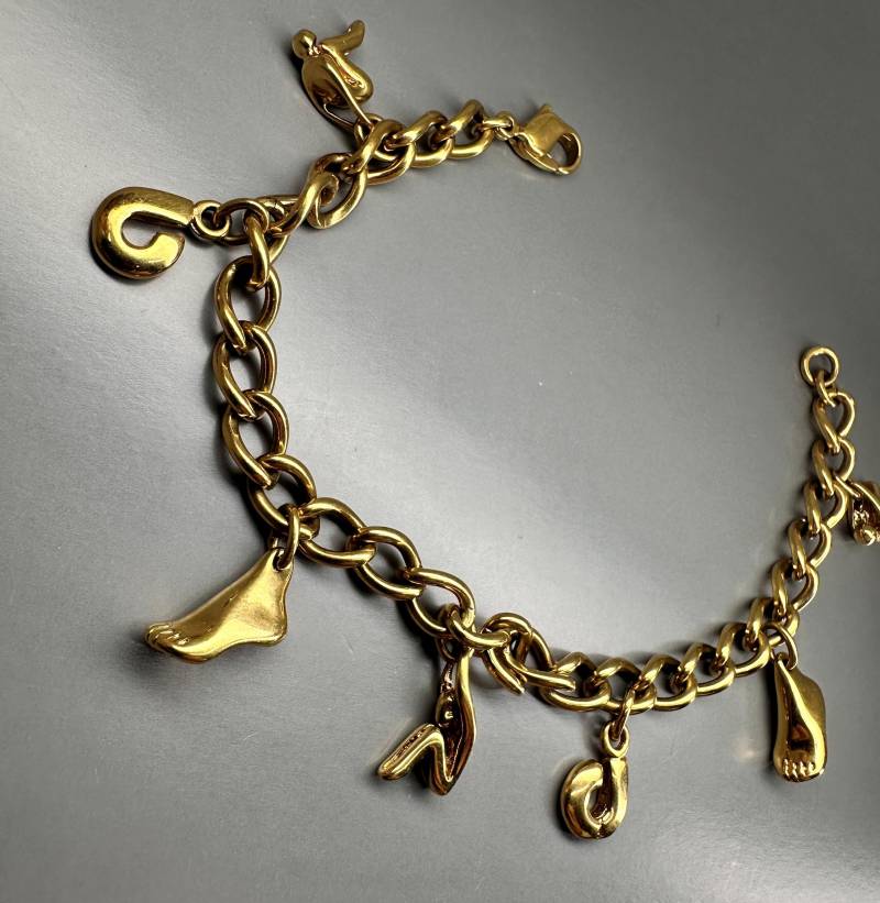 1980S Charles Jourdan Vergoldetes Bettelarmbandjulian Snelling Kultige Silhouetten 1980S Charles Jourdan Vergoldetes Bettelarmbandjulian Snelling Kultige Silhouetten von GrandpasMarket