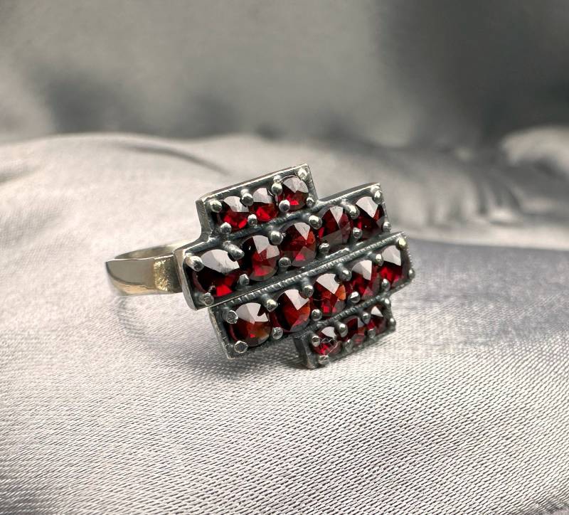 Ein Wunderschöner Antiker Granat Ring Aus 900Er Silber von GrandpasMarket