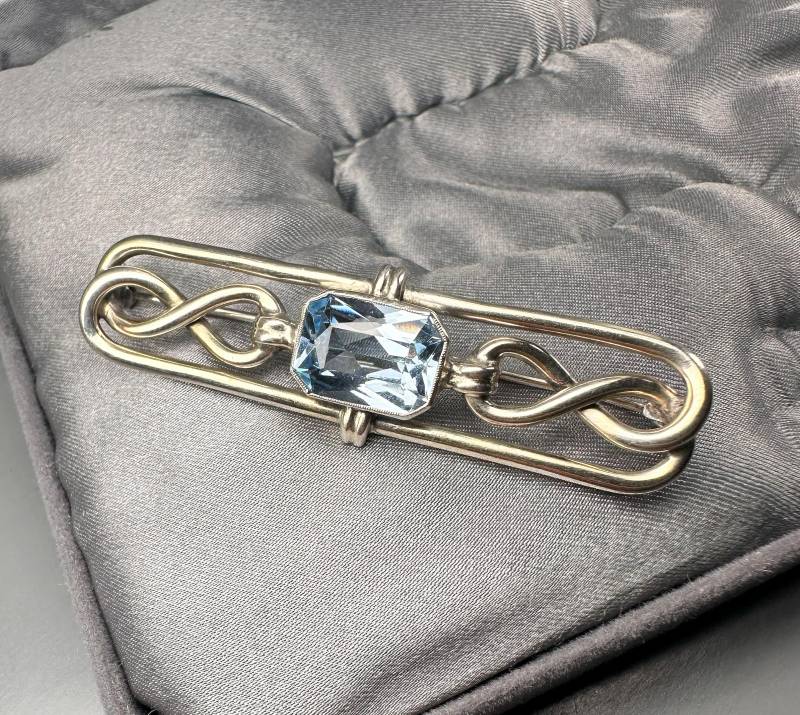Handgefertigte Art Deco 835 Silber Brosche Hellblauer Spinell von GrandpasMarket