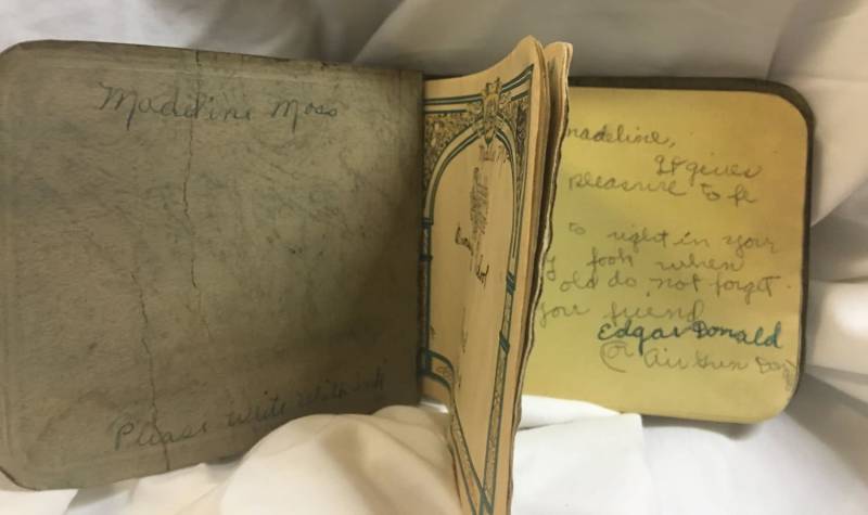 Zwei Antike Autogrammbücher, 1920Er Jahre. Samtiger Bezug. Besitzername in Samt Aber Keine Autogramme. Andere Hat von Granfalloons
