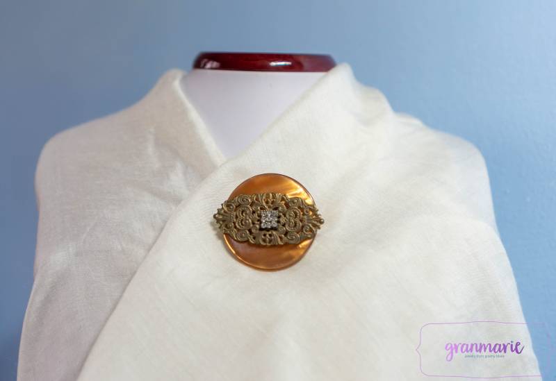 Brosche "Krone", Vintage Knöpfe, Handgemachter Schmuck, Unikatschmuck." Brosche "Krone", Vintage Knöpfe, Handgemachter Schmuck, Unikatschmuck." von GranmarieDesign