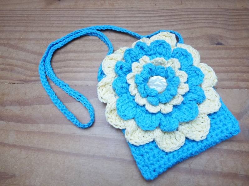 Gehäkelte Blumen Handytasche Handgefertigte Handytasche Aus Baumwolle Mit Perlmuttknopf von GrannyMadeaBag