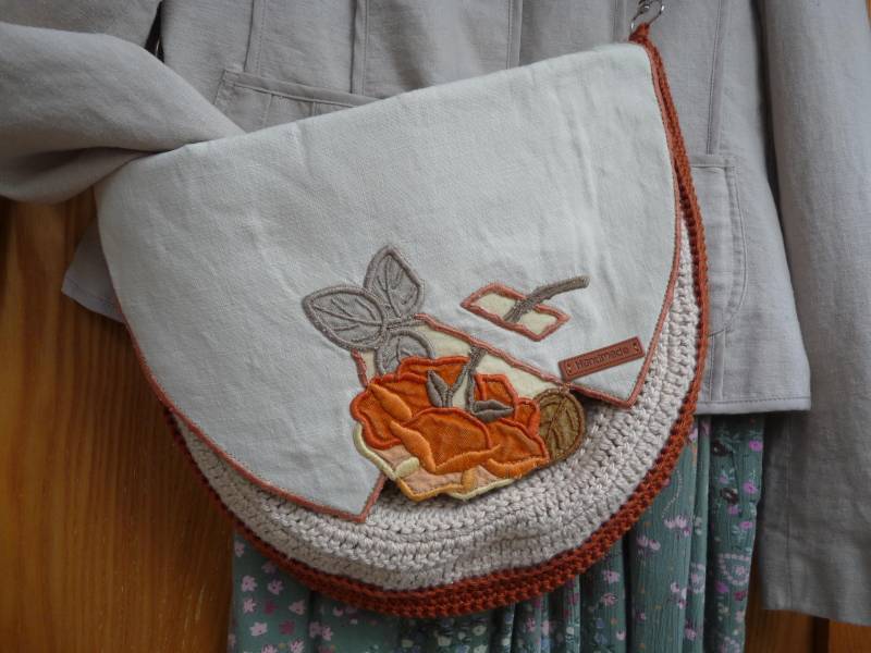 Gehäkelte Crossbody Bag Mit Vintage Bestickter Rosenklappe von GrannyMadeaBag