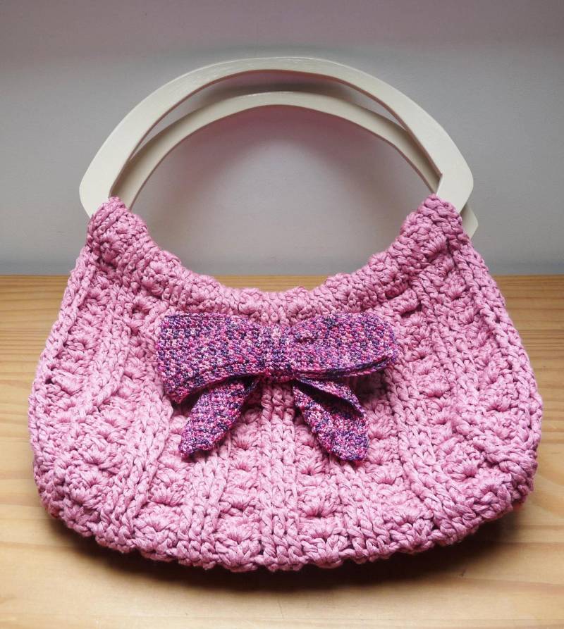 Gehäkelte Handtasche Mit Holzgriffen Glitzernde Schleife, Vintage Gefüttert von GrannyMadeaBag