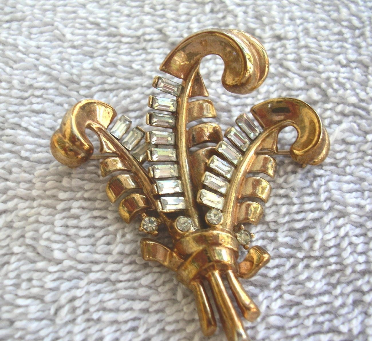 Jahrgang Trifari Fleur De Lis Gold-Ton/Brosche Mit Strass Baguette 1940 von GrannyjosPlace