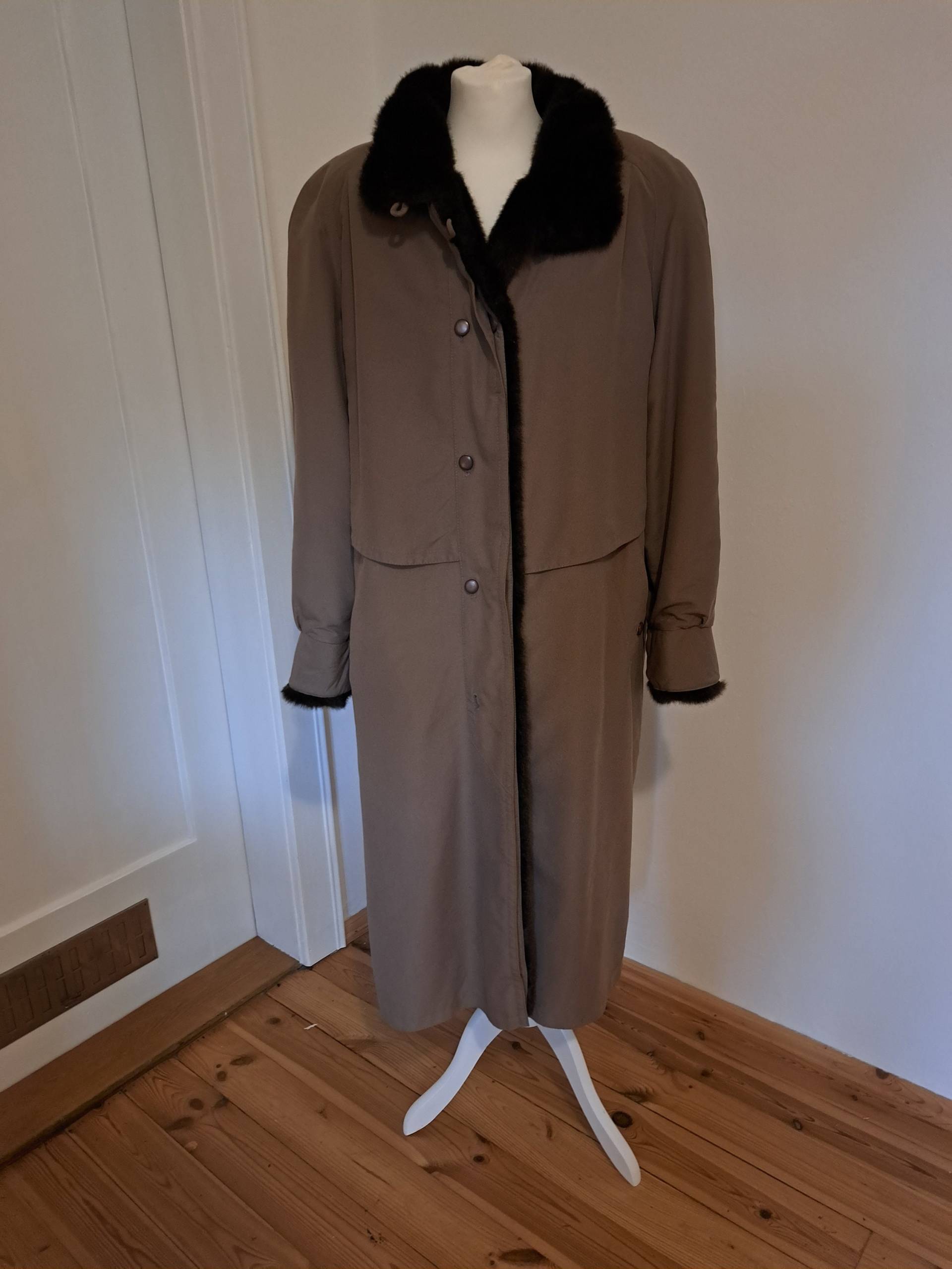 Karamellfarbener Trenchcoat Mit Kunstpelzfutter Karamellfarbener Trenchcoat Mit Kunstpelzfutter von GrannysHouseSold