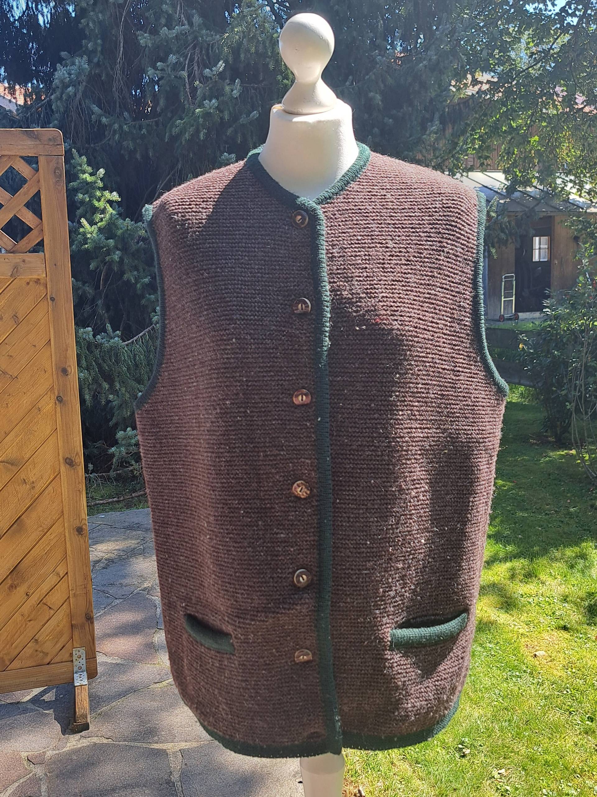 Trachten Strickweste in Braun Mit Hirschhornknöpfen Trachten Strickweste in Braun Mit Hirschhornknöpfen von GrannysHouseSold