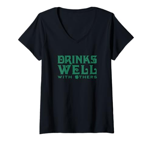 Damen St. Patrick's Day Drinks Well With Others Shamrock Logo T-Shirt mit V-Ausschnitt von Graphic Apparel